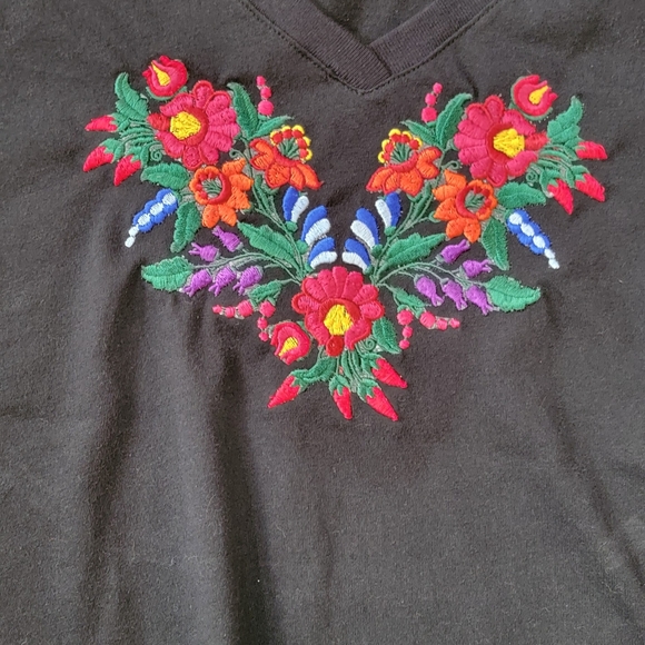 Embroidered Woman T shirts - Picture 7 of 7